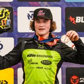 Die FIM SuperEnduro WM 2025/26 ist entschieden und der 18-jährige Ennstaler, Luca Kropitsch aus Sankt Gallen in der Steiermark, hat sein Ziel, die Youth Class (Jugend Klasse) in den TOP 3 abzuschließen mit seiner Braumandl-KTM souverän erreicht.